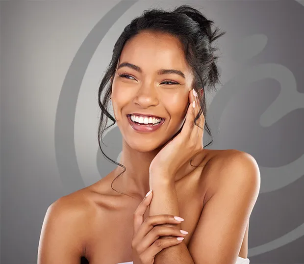 Cliente sorrindo após atendimento na JB Estética em Pinheiros